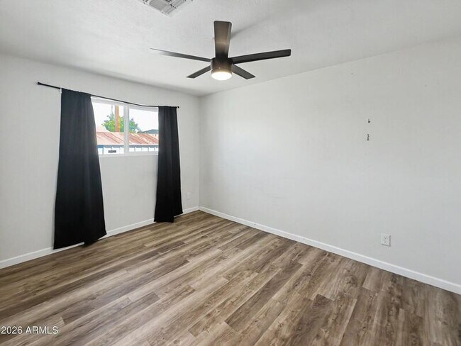 Building Photo - 1542 W 5th Pl