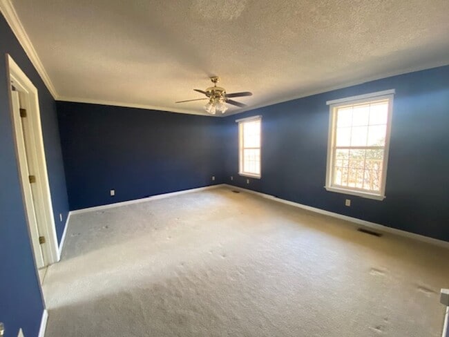 Building Photo - 4 bedroom 3.5 bath house