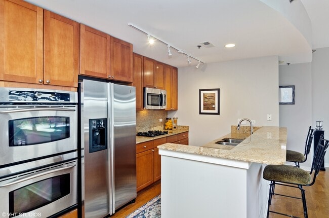 Building Photo - 600 W Drummond Pl