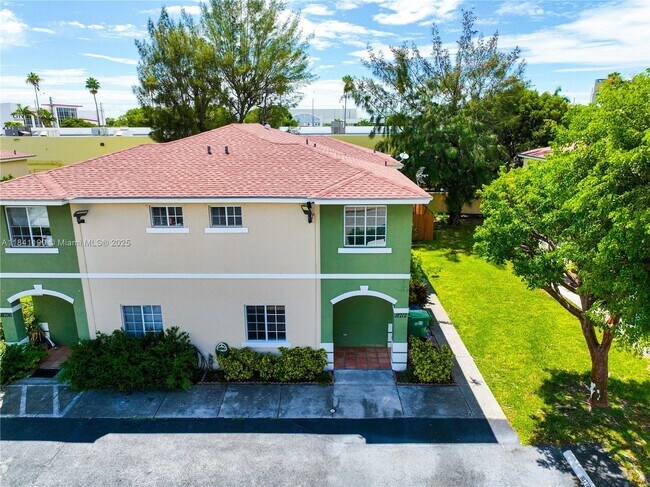 Building Photo - 18712 SW 100th Ave