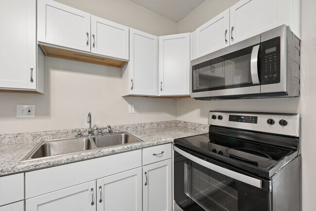 Building Photo - 3 Bed, 1 Bath Home with Fenced Backyard | Fresh Updates Throughout | Newark, OH