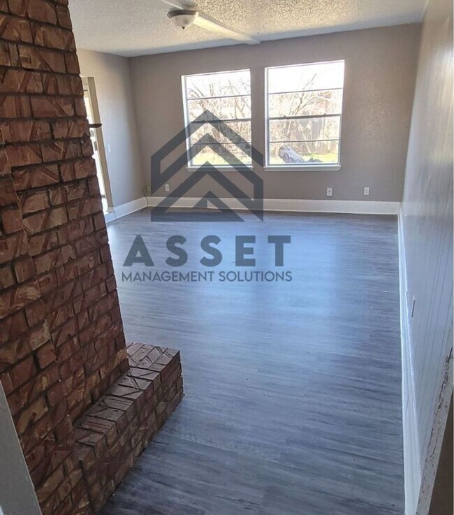 Building Photo - Charming 5 Bedroom House