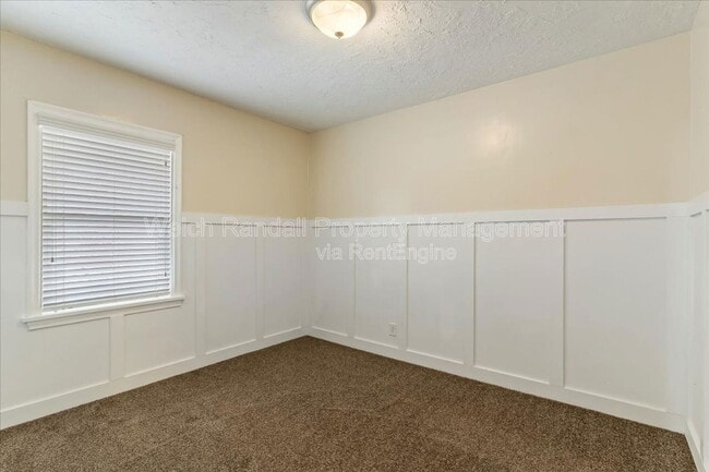 Building Photo - 153 Country Club Dr