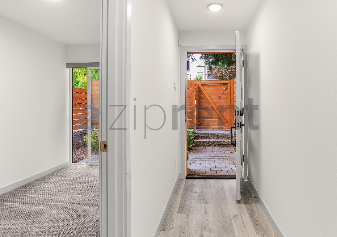Building Photo - Unit C
