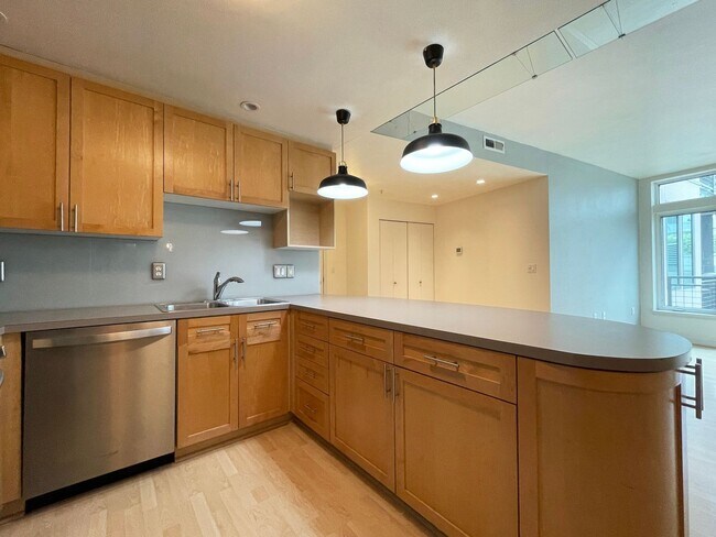 Building Photo - Fantastic Condo in NW Portland with Washer...