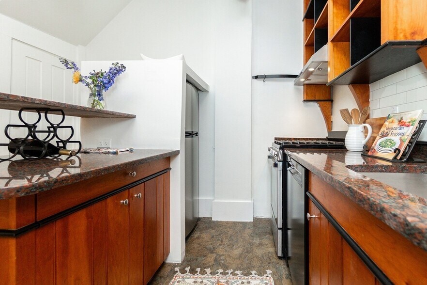 Building Photo - 69 Walker St