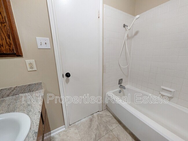 Building Photo - 1811 Woodsman Dr