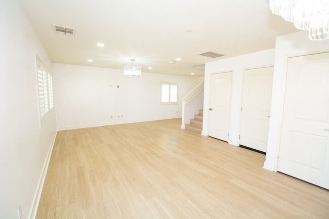 Building Photo - 827 Pine Ave