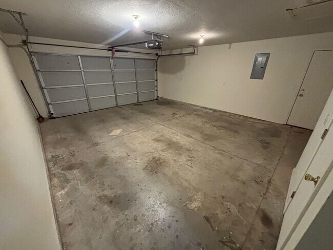 Building Photo - 2207 N Burdick St
