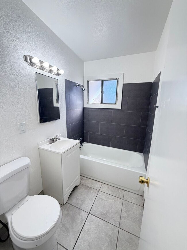 Building Photo - 2 bedroom
