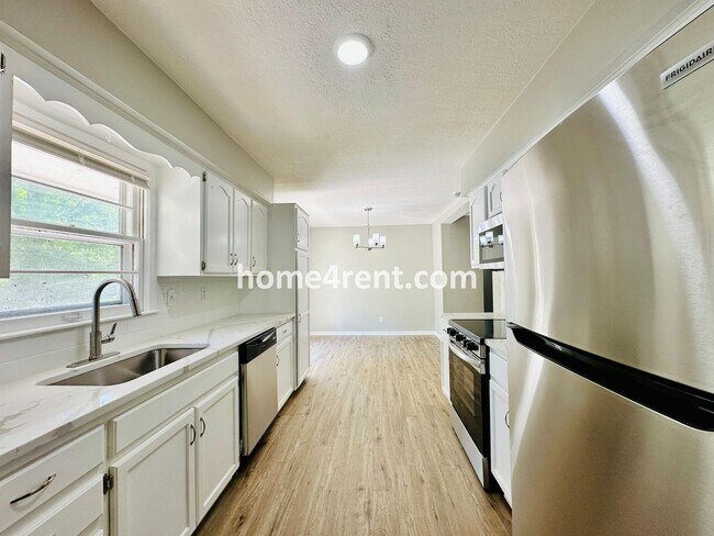 Building Photo - Like New, Ranch Style Home in Raytown - Wood Floors, Finished Basement, Fenced Yard!