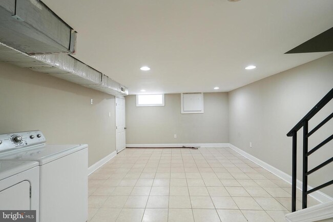 Building Photo - 2633 Tasker St