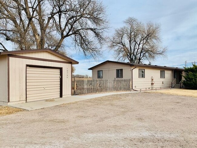 Primary Photo - Beautiful Mountain Views, Minutes From I-25!