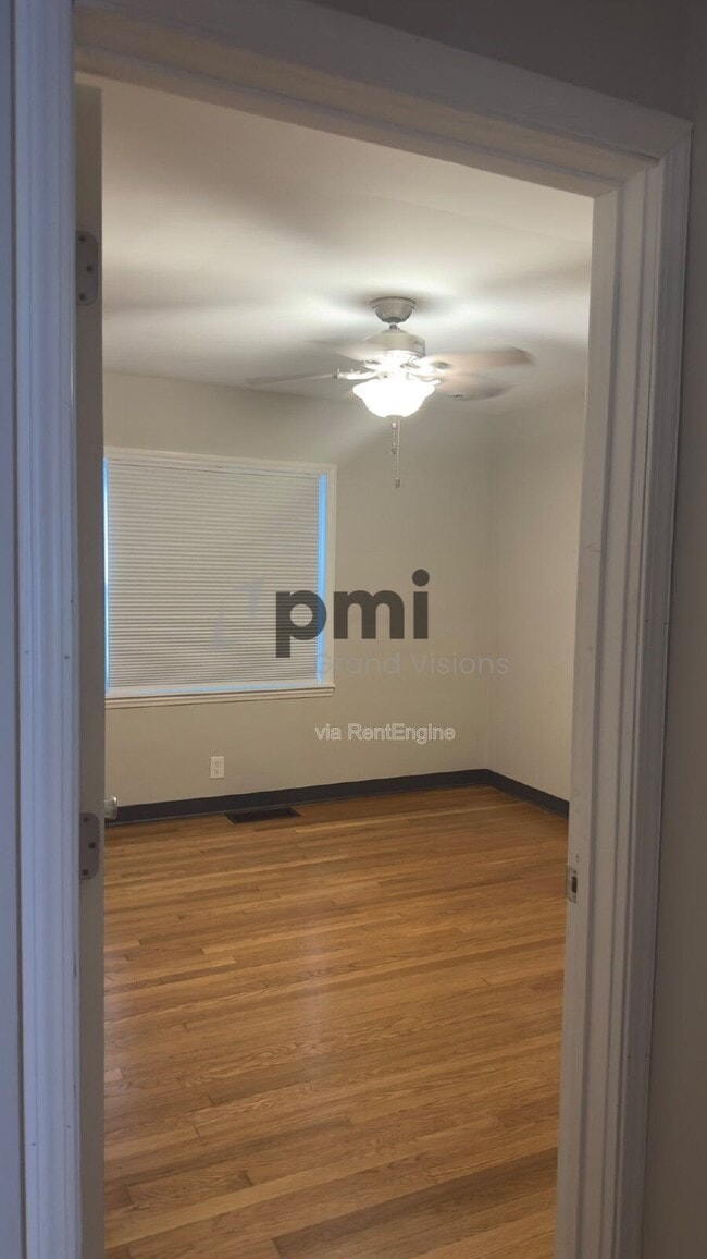 Building Photo - 1528 Division St