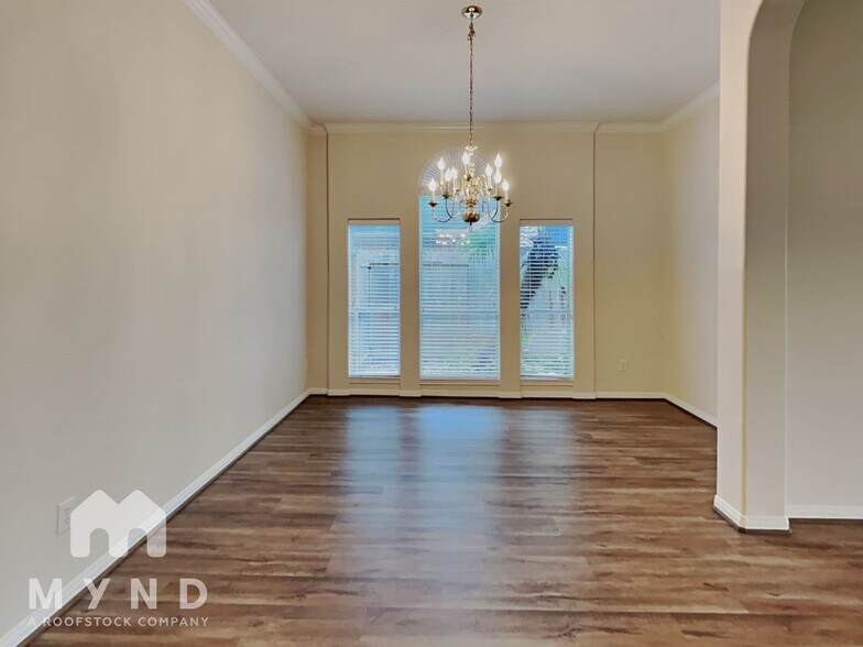 Building Photo - 1605 Garden Lakes Dr