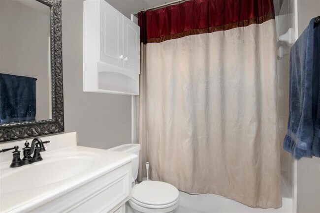 Building Photo - 2236 Ann St