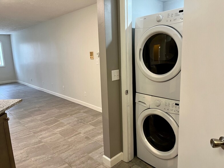 Building Photo - 302 E Grove St