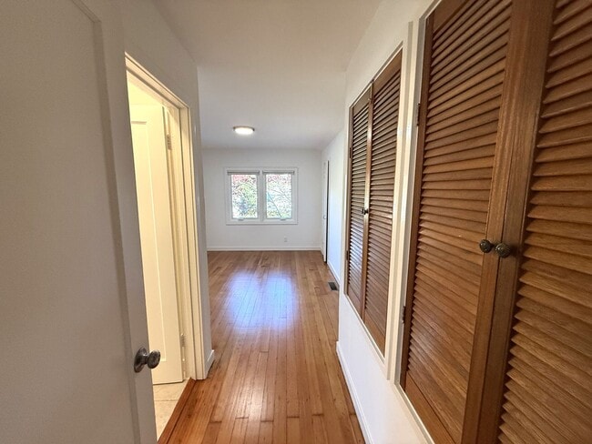 Building Photo - THREE BEDROOM /TWO BATH HOME, JUST A FEW BLOCKS FROM DOWNTOWN LARKSPUR