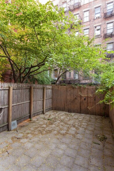 Building Photo - 450 W 50th St