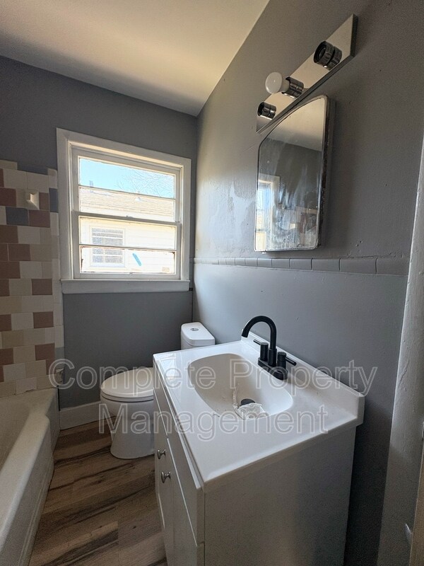 Building Photo - 810 Fairfax Ave