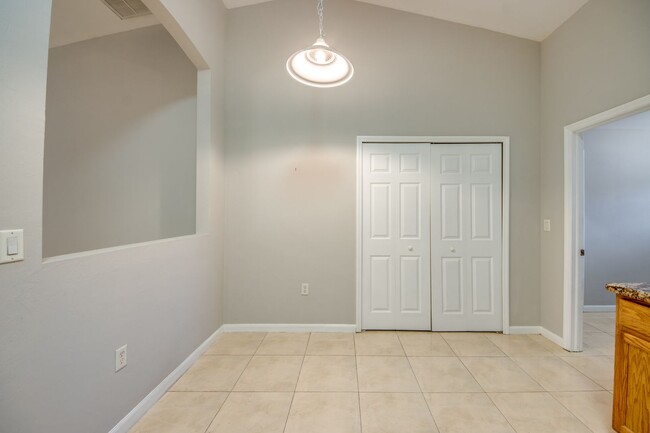 Building Photo - 2462 Nature Pointe Loop