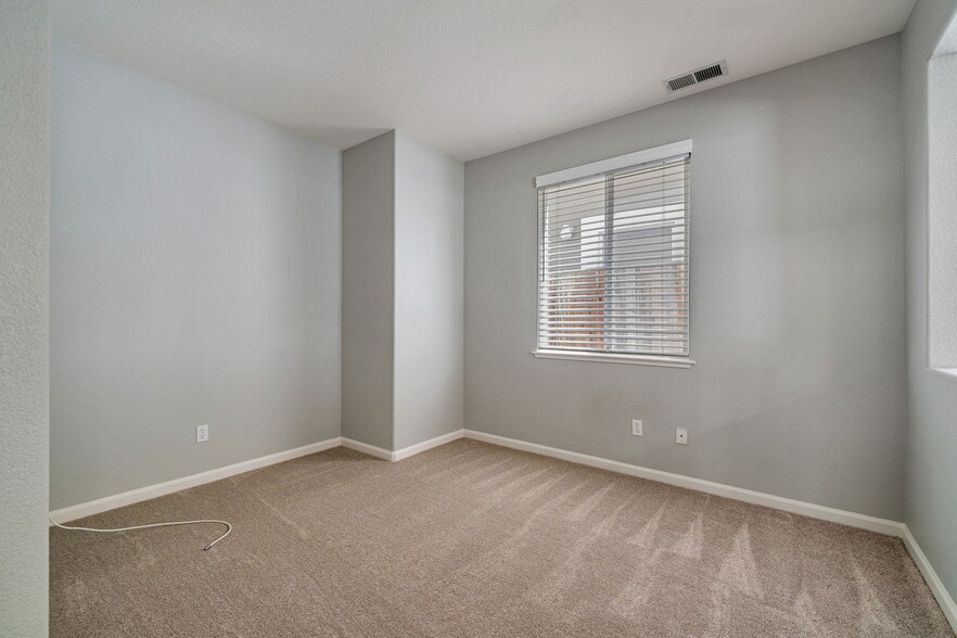 Building Photo - 2171 Beech Cmn