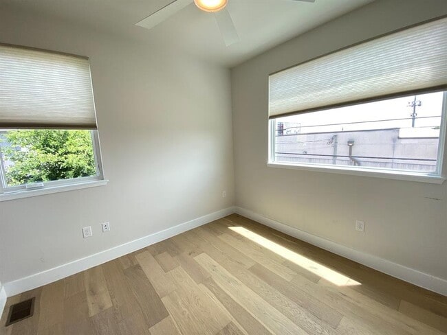 Building Photo - 1903 E 8th St