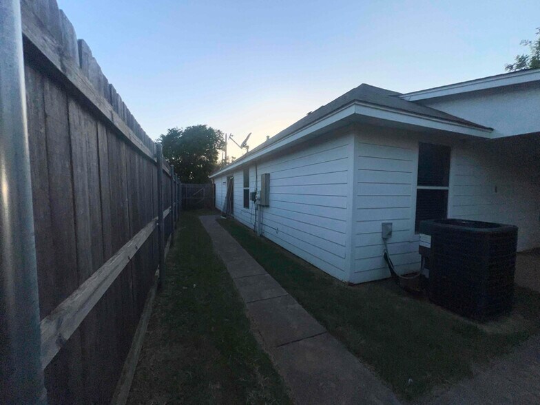Building Photo - 812 Becard Dr