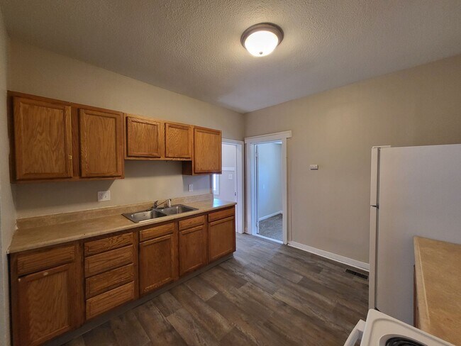 Building Photo - 3 Bedroom, 1 Bathroom Duplex with quick ac...