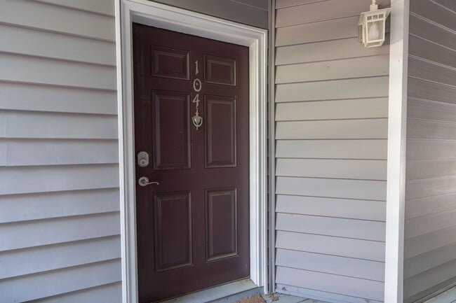 Building Photo - MOVE IN READY 2-bedroom in Virginia Beach!