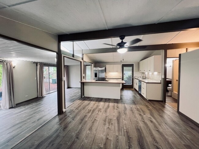 Building Photo - 350 Ulupaina St
