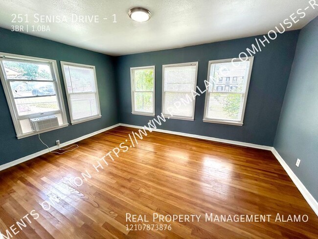 Building Photo - **APPLICATION RECEIED** *MOVE IN SPECIAL!*...