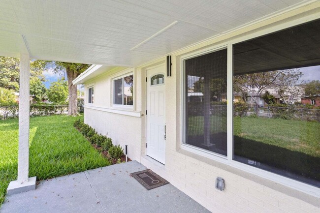 Building Photo - 1530 NW 18th Ct