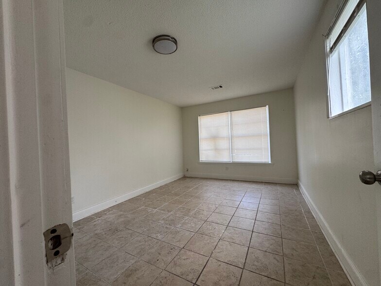 Building Photo - 2304 W 58th St