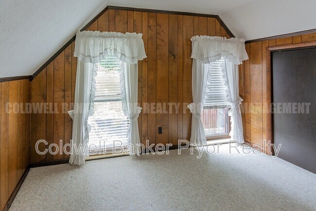 Building Photo - 165 Lakeshore Ct