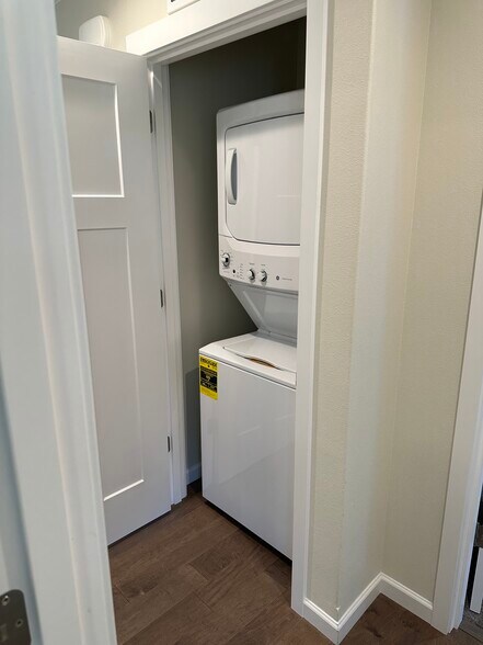 Washer/dryer - 6704 Summerset Dr SE