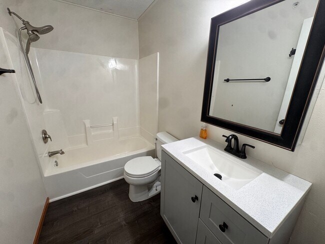 Building Photo - Luxurious 3 Bedroom, 2 Bathroom GORGEOUS townhome!