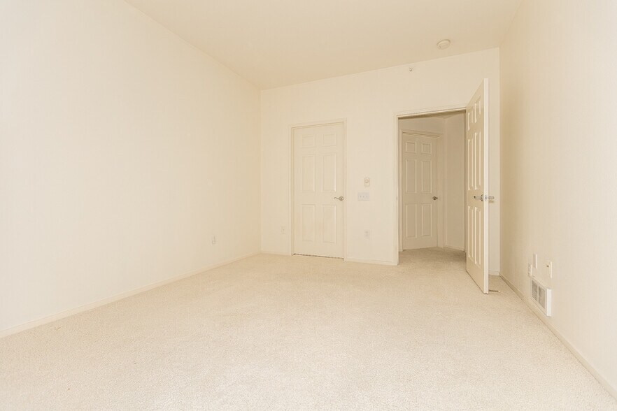 Building Photo - 320 Caldecott Ln
