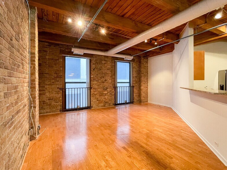 Building Photo - 225 W Huron St