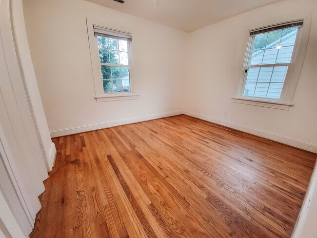 Building Photo - 8 N Ivy Ave