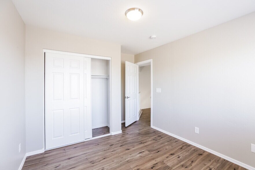 Building Photo - 6216 S 52nd Dr