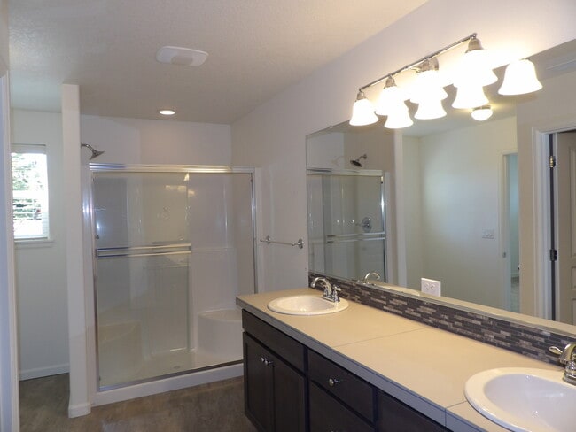 Building Photo - Beautiful Home!  Close to Downtown Hillsboro!