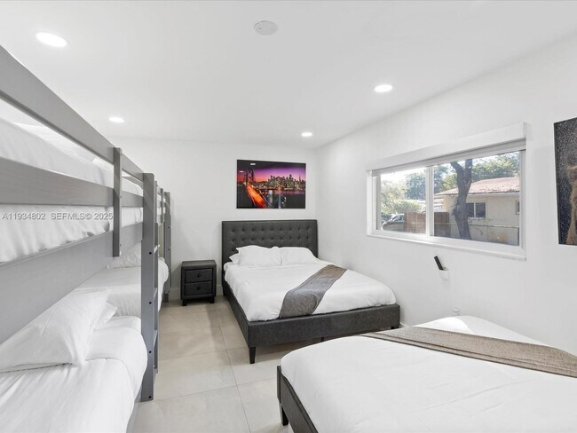 Building Photo - 4121 SW 54th Ct