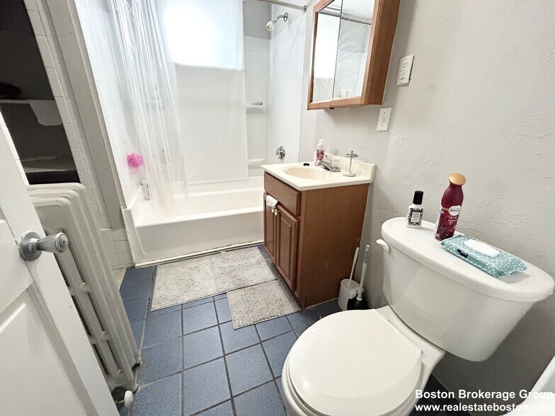 Building Photo - 153 E Cottage St