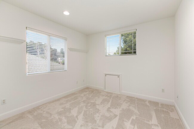 Building Photo - 4365 Bel Air Dr