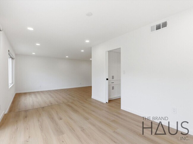 Building Photo - Newly Remodeled Huntington Beach Home with Brand-New AC & Premium Finishes