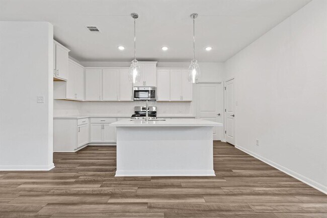 Building Photo - 204 Flowers Ave