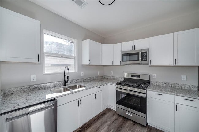 Building Photo - 944 Woodland Ave SE