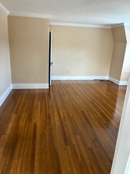 Building Photo - 131 Irving Ave