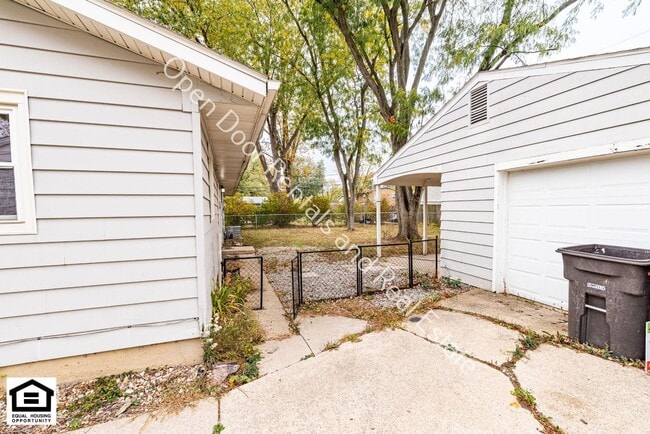Building Photo - 1727 Maplewood Rd